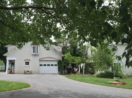 Upscale Luxury in Amish Country, King Bed, Jetted Tub & Garden Patio