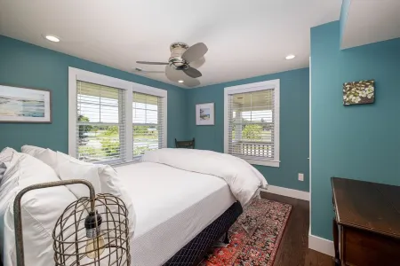 Waterfront Cape May canal property 5min to beach landscaped grounds Отели рядом с достопримечательностью «Cape May Lighthouse»