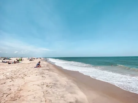 Boho Beach Cottage- Quiet, Deck, Private parking, Bikes- 1 mi to Beach & Boards!