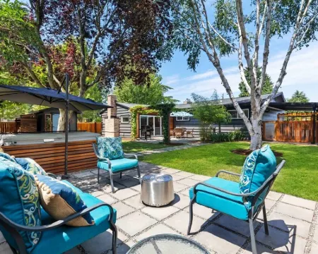 Central Location Close to Sea and Downtown 3 b 2b & Outdoor Living and Hot Tub! Hotels in Burien