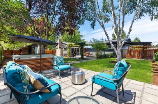 Gorgeous Family Home with Cozy Fireplaces and Hot Tub Minutes to Sea Airport