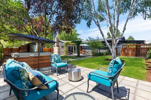 Gorgeous Family Home with Cozy Fireplaces and Hot Tub Minutes to Sea Airport