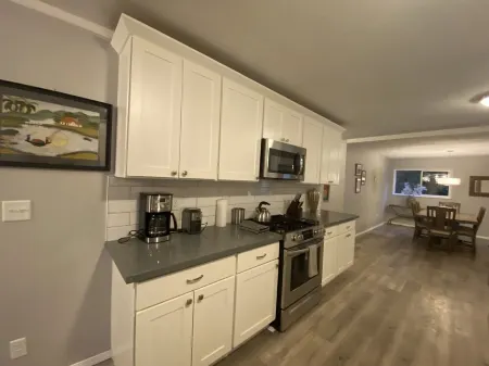 Beautiful convenient 3-bedroom home Отели рядом с достопримечательностью «ZoomCare»