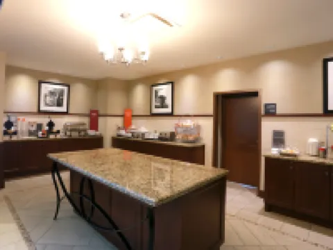 Hampton Inn & Suites by Hilton Laval Hoteles en Laval