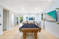 Hot Tub, Pool, Lush Backyard, Outdoor Dining w/BBQ Versace Villa in Miami Shores