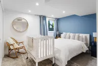 Chic & Cozy 2BR Walk to Ferry via Seattle & Dining Nearby Hotels near Log House Museum