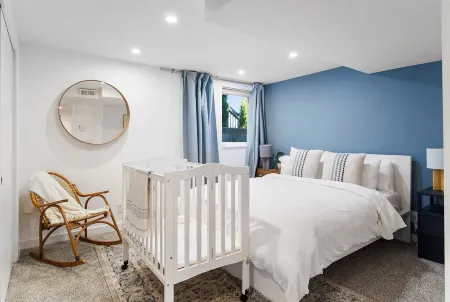 Chic & Cozy 2BR Walk to Ferry via Seattle & Dining Nearby Отели рядом с достопримечательностью «Алки Пойнт Лайтхаус»