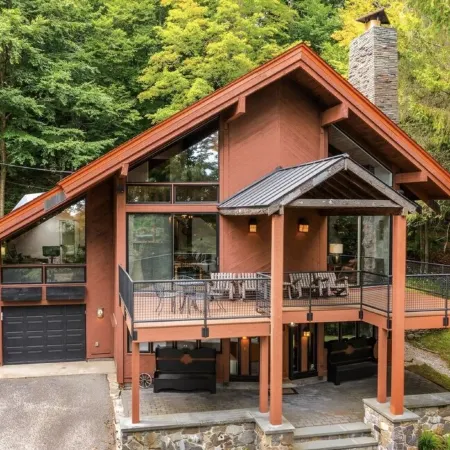 Charming 4-bedroom Ski house in Stratton with Shuttle or walk to slope.