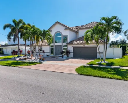 Waterfront Estate Exclusive-Paradise Lighthouse Point Florida Private Pool/Spa Hotels in Lighthouse Point