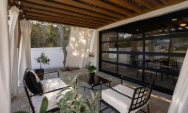 Steps to the beach, heated pool with guest house and courtyard