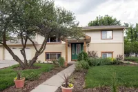 Home Away From Home, backyard Oasis, walk to dwtn, Hot Tub, 25mi. to Aspen