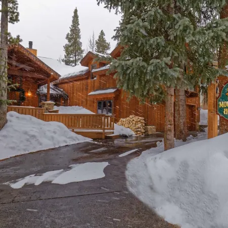 Steps from Four O Clock Run, Spacious and Charming  Ski-In/Ski-Out Retreat