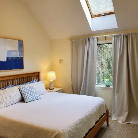 Spacious, private cottage just a few minutes walk to Ridgevale Beach!