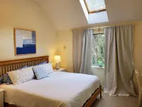 Spacious, private cottage just a few minutes walk to Ridgevale Beach!