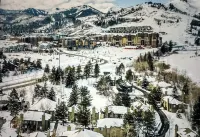 Canyons Village unit w/easy access to skiing, full kitchen, transportation