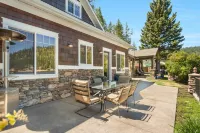 Waterfront Luxury Tiny Home w/ private dock on Deer Lake Hotels in Stevens County