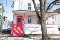 Newly Renovated! - Sunny, Plush, Comfy, w /Coffee! Hotel in zona The Salmon Hole on the Winooski River