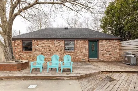 Fantastic Brickhouse sleep 12 plus, near MSU, Bass pro, Springfield downtown! Отели рядом с достопримечательностью «Discovery Center of Springfield»