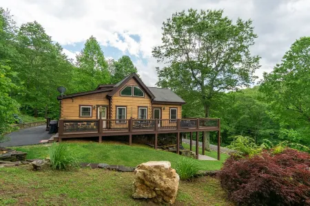 Bear Creek Cabin! Hot Tub+Fire Pit, Fireplace, Mtn Lodge, Private, WiFi, Grill!