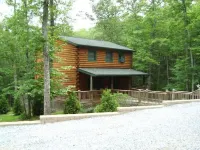 The Cardinal log cabin. Wrap around deck, firepit. Next to Pipestem resort park. Hotels in Bluestone River
