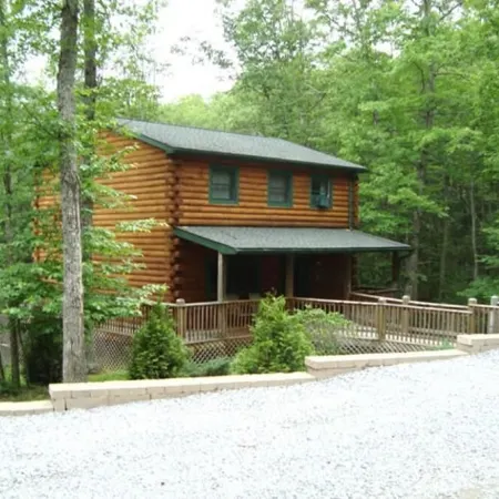 The Cardinal log cabin. Wrap around deck, firepit. Next to Pipestem resort park.