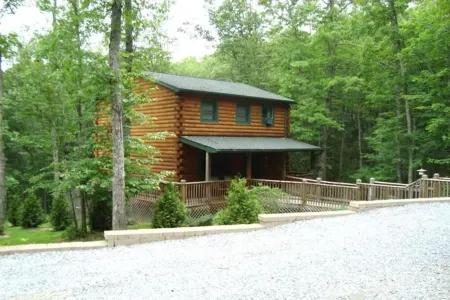 The Cardinal log cabin. Wrap around deck, firepit. Next to Pipestem resort park.