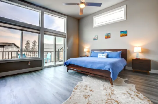 Modern Bend Vacation Home, Old Mill, HOT TUB!