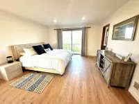 BEACH FRONT Property, 2 King Beds, Pool table, Completely Remodeled Interior!