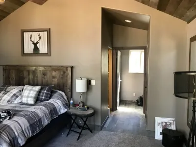 Forest Lakes Mountain Getaway, newer luxury cabin 4/3ba 2815sq feet