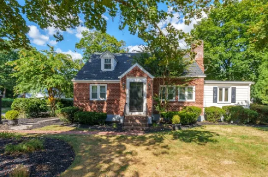 Prime Location, Private Loft Apartment. Well-Appointed for Comfort & Convenience