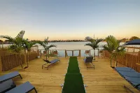 Lakefront House with Spa Tub - 10 mins to Airport