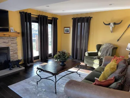 Cozy 8 Person Chalet on the Bay