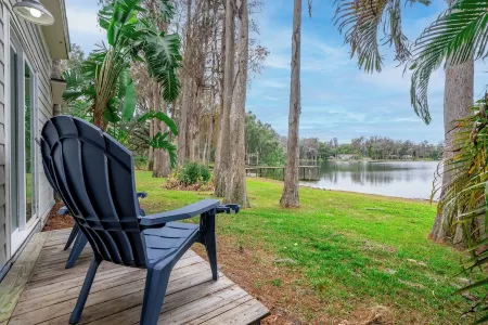 Lakefront Studio - Cozy - Stunning Views