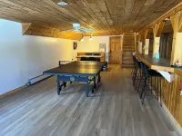 Cozy 4-bedroom cabin with Pool & Hot Tub in Enchanting Elka Park