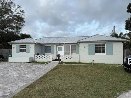 New- House in Gorgeous Melbourne Downtown on Main Street. Отели в г. Мельбурн