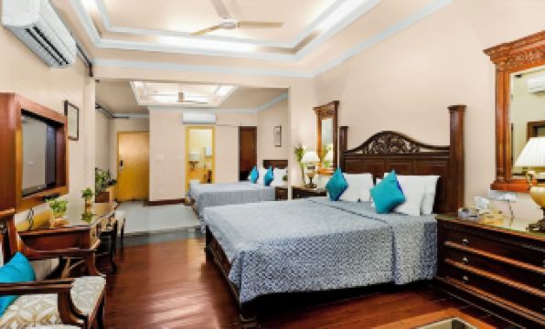 4. 호텔 아잔타 뉴..