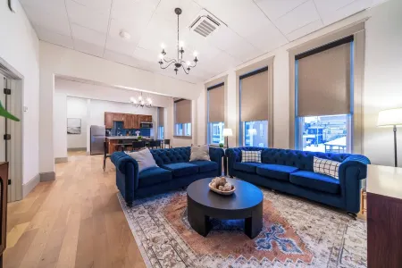 The Conservatory Suite - Huge, Luxury 3-Bedroom Apartment in Downtown Sedalia