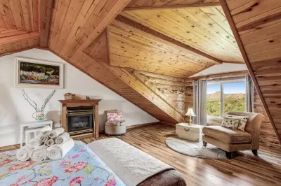 4 bedroom peaceful cabin with breathtaking views, walk to lake.