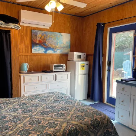Studio, Private Entrance, fenced in quiet corner, pets ok, large Parking area