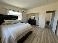 Cozy Modern 2BR House Hotel dekat Old Schoolhouse Museum