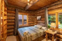 Log Cabin with Private Indoor Heated Pool-Hot Tub-firepit-Game Room-100 acres - Balkoner