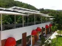 Monoko Porploen Resort Suanphung Hoteller i Tha Khoei
