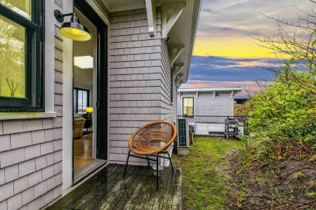 🏳️‍🌈 Modern 2-Bedroom East End Condo 🚗 2 Car Parking 😎 Steps from the Beach