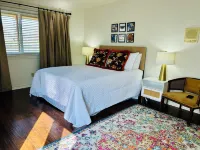 Castle Cove Bentonville...private home with pool across from Crystal Bridges