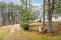 Endearing Lakeside Private Retreat