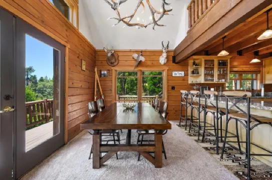 Traditional A-frame Luxe Cabin in Crestline Ca. 3bed3bath/3LVL/PRVT SPA/5+PRKING