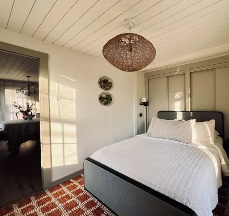 Vintage Vibes - Hot Tub - King Bed - Cottage Abode