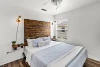 King Size Bed! Freeport Surfside Beach Bungalow Ocean & BayViews,Steps from Ocea