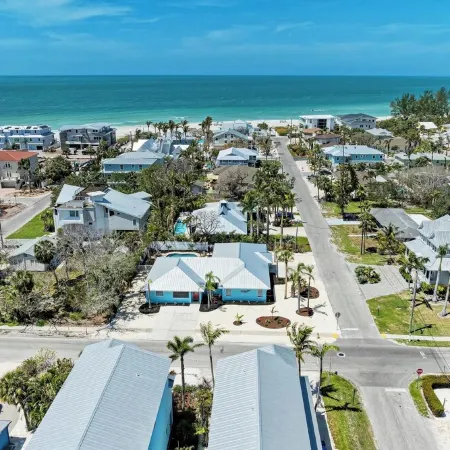 Single Level Home- 1 Minute Walk to the Beach- 5 minute walk to Restaurant/Shops