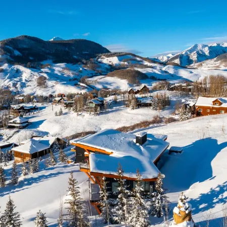 Couples retreat with private hot tub, endless views, and hiking trails above you